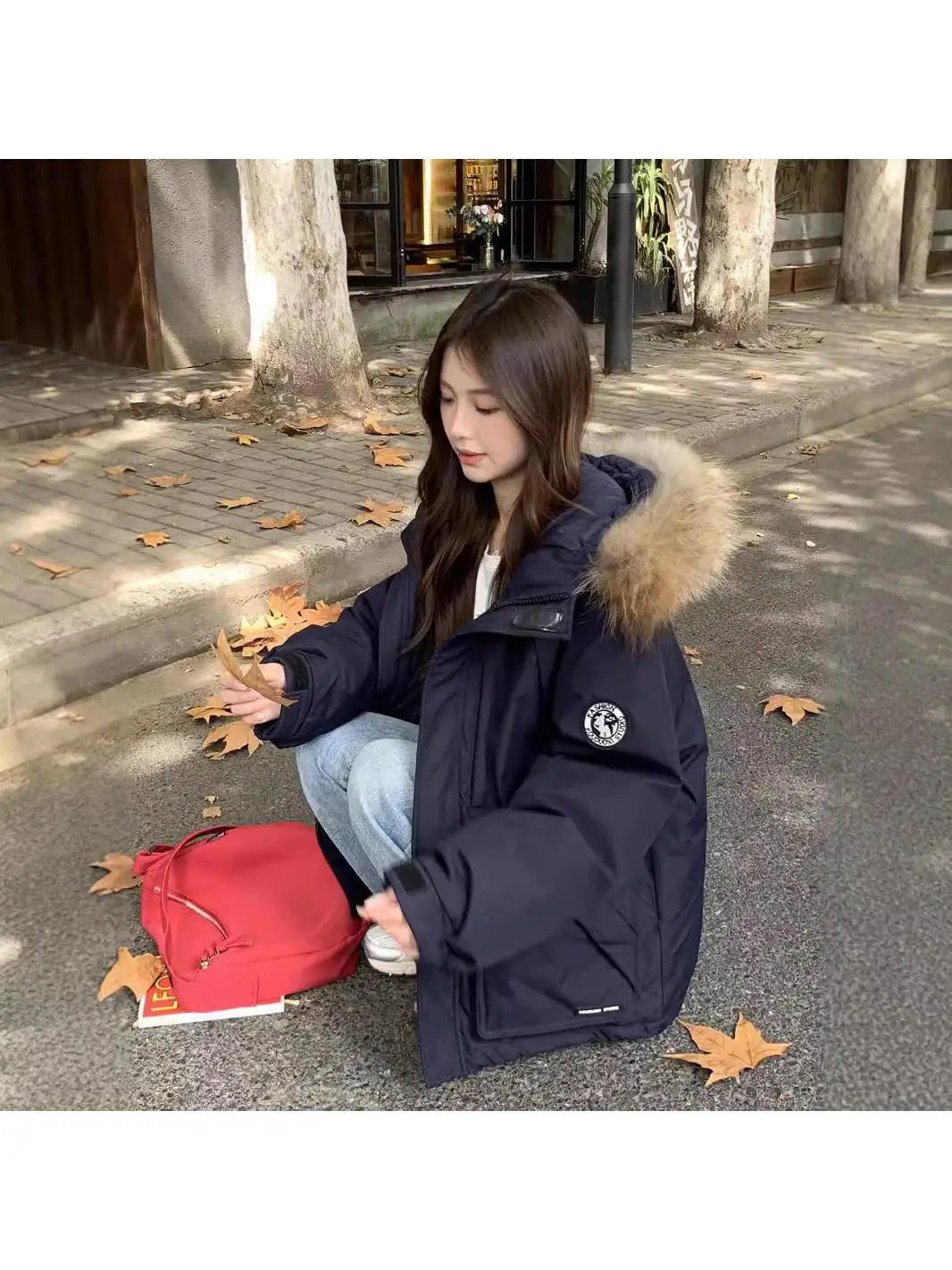 

Новая женская удлиненная куртка-пуховик 2025 года с капюшоном, утепленная 90% пухом, с подкладкой из кроличьего меха, теплая, с наполнителем из полиэстера.