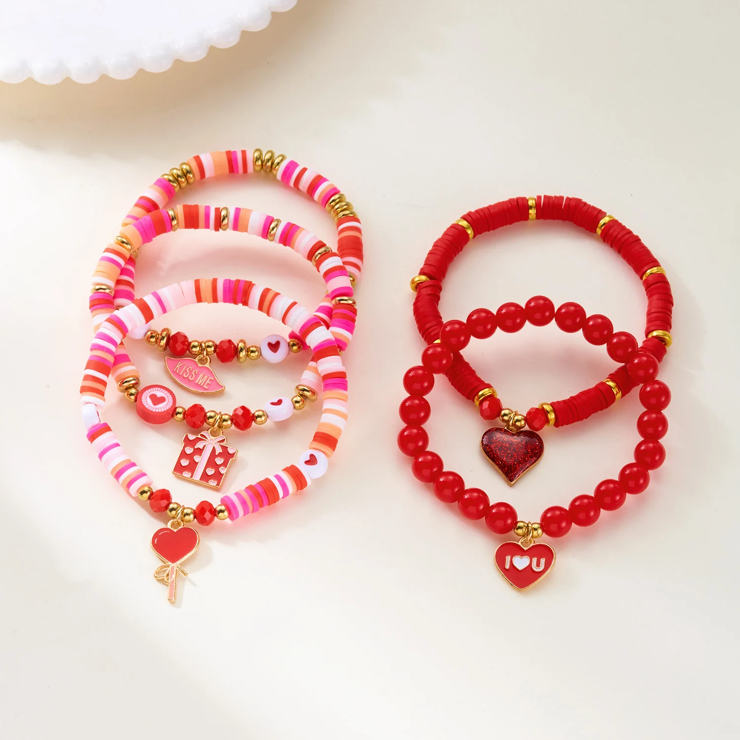 5-teiliges Set Rote Herz-Polymer-Clay-Armbänder für Frauen Modische Goldfarben Beschichtete Charm-Stapelbare Perlenarmbänder Valentinstag-Schmuck – Detail 3