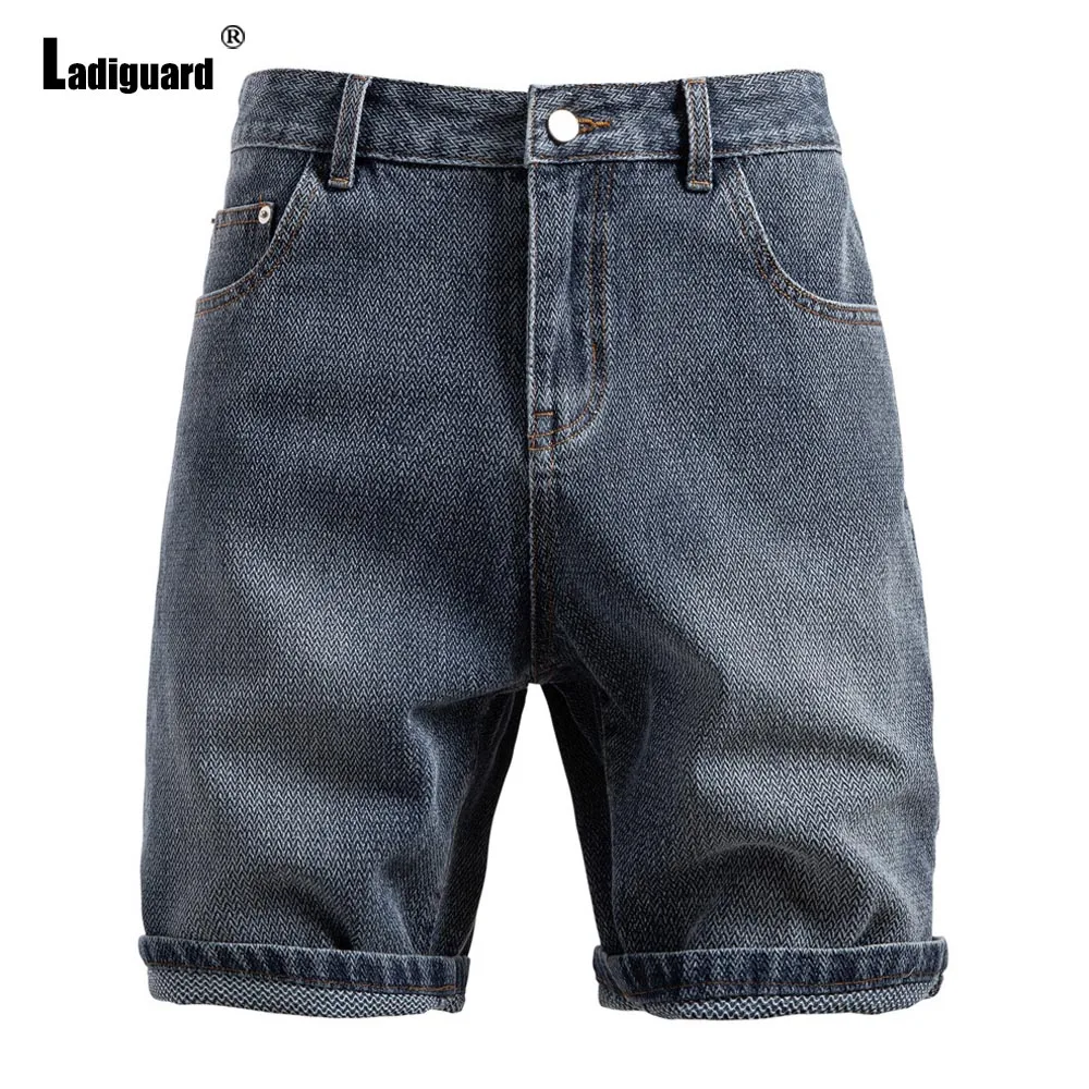 النمط الأوروبي 2025 الرجال الوقوف جيوب خمر الأساسية الدنيم السراويل منتصف الخصر موضة جينس قصير الرجال الدنيم الركبة طول السراويل جديد