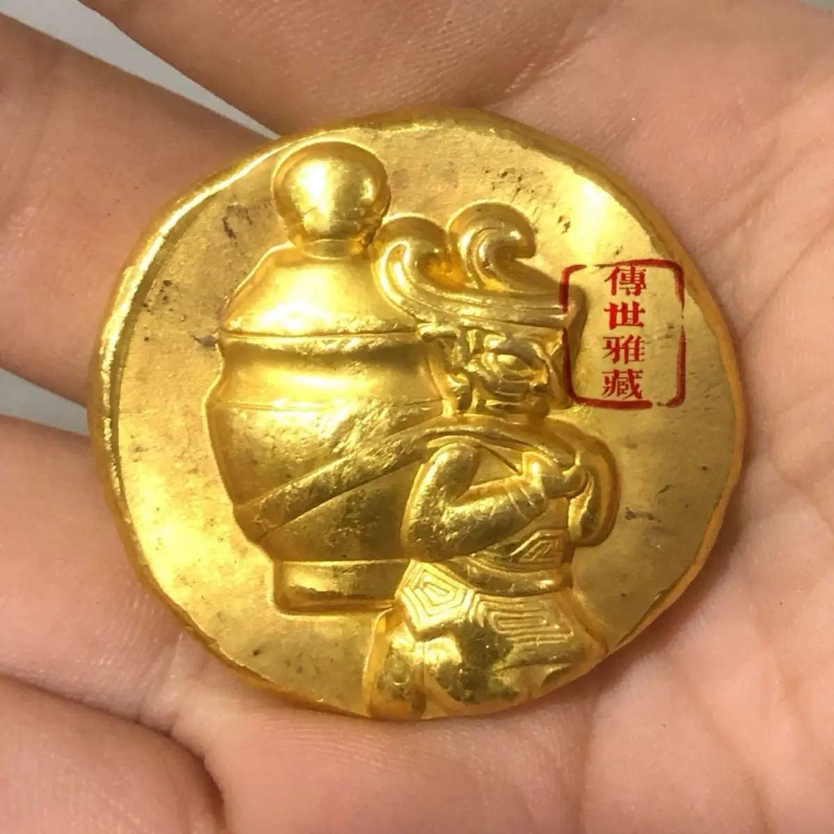Pure copper gilded Sanxingdui negative scroll offering precious gold cakes, Shang Zhou bronze ceremonial vessels, gold coins