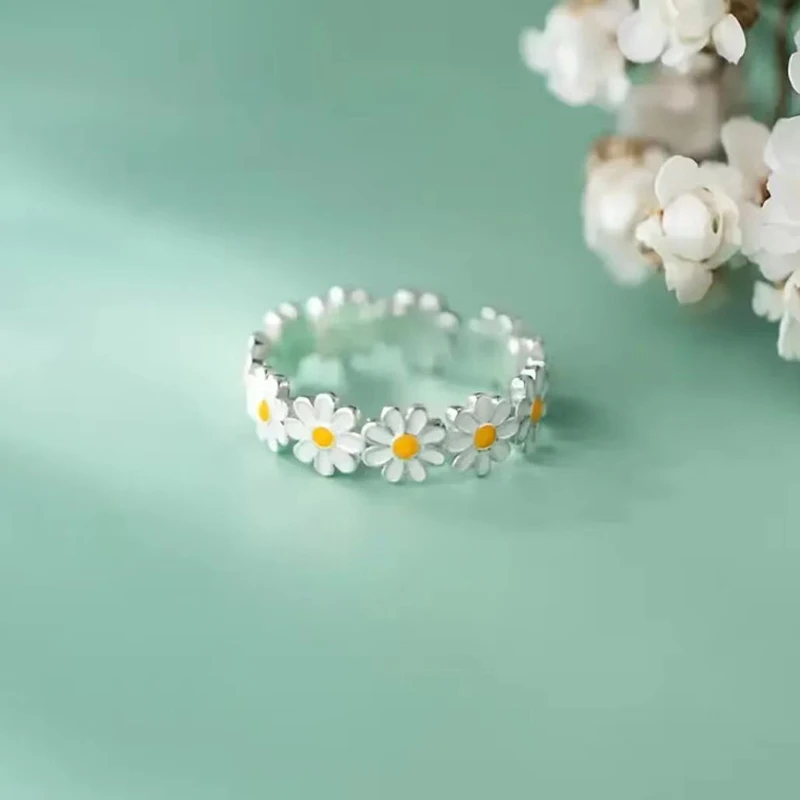 A fresh and sweet little daisy and white flower ring, a New Year’s birthday gift for a good friend