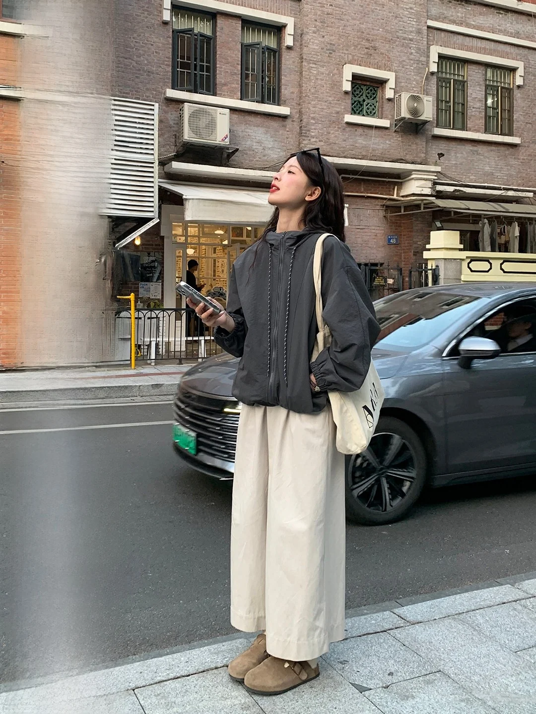 

Повседневная женская куртка с капюшоном и завязками, свободного кроя, универсальная, стройнящая, омолаживающая, весенняя верхняя одежда из полиэстера с длинными рукавами