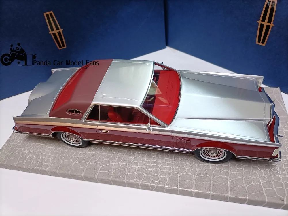 AMC 1/18 Lincoln Continental Limousine Model Lincoln Mark V 1979 Red and Silver Special Edition Ornament Decoration Collectible