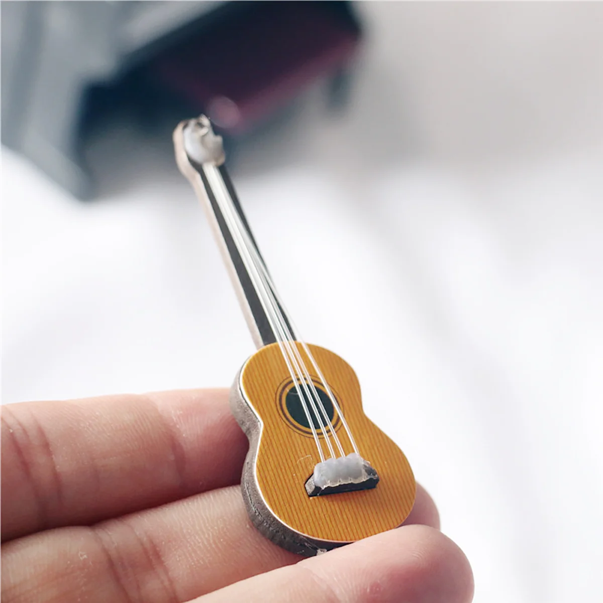 2 pçs desktop música brinquedos instrumento casa de bonecas de bambu estatuetas de guitarra em miniatura