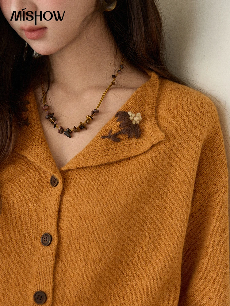 เสื้อคาร์ดิแกนสีส้ม MISHOW สำหรับผู้หญิง คอลเลคชั่นฤดูหนาว 2025 ลายถักโครเชต์แบบเรโทร ทรงหลวม อุ่นสบาย แขนบาน รุ่น MXE87Z2685