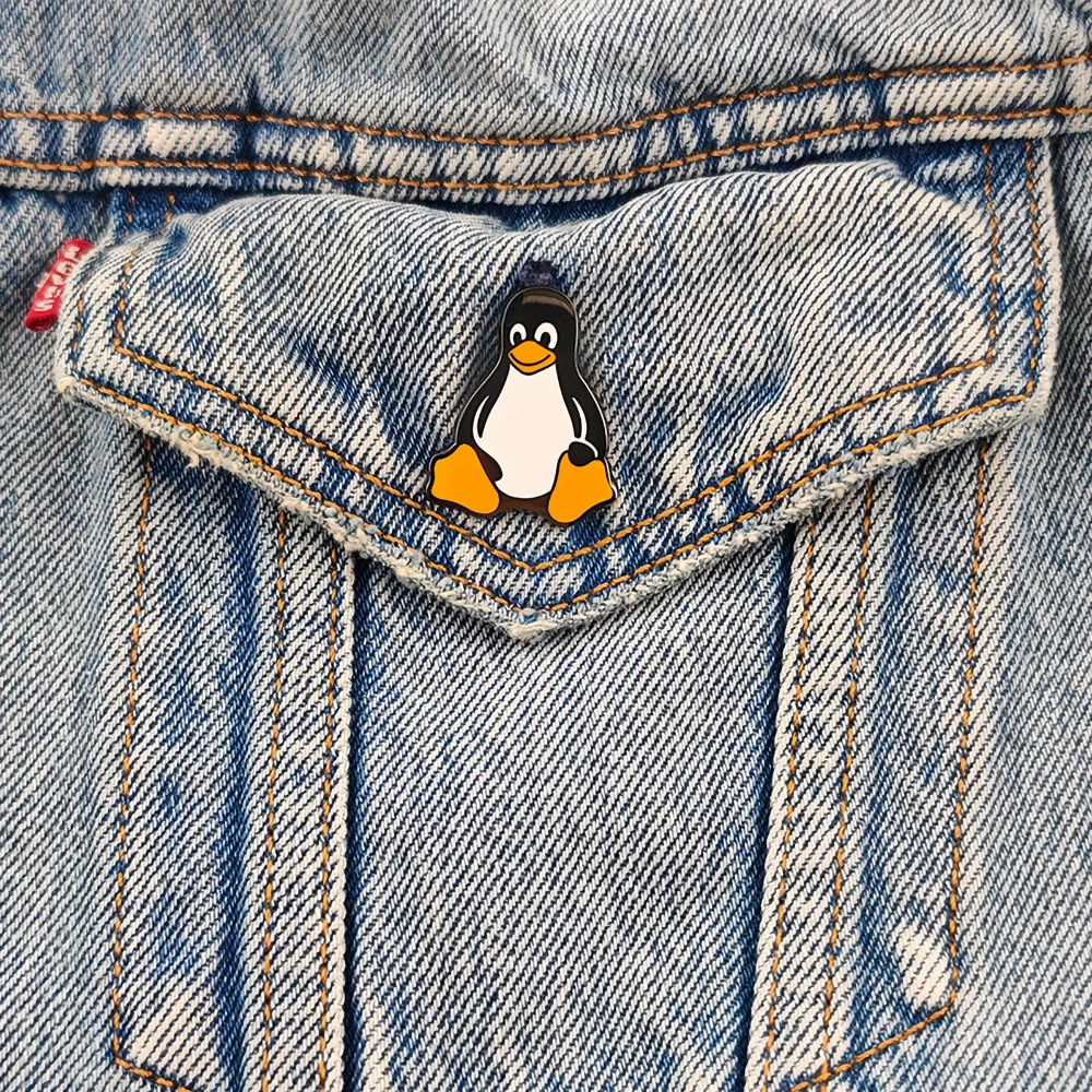 Linux Pinguin Tux Emaille-Anstecknadel Niedliche Cartoon-Tier-Brosche Programmierer IT-Ingenieur Geek Nerd Abzeichen Schmuck Geschenk für Rucksack Kleidung – Detail 5