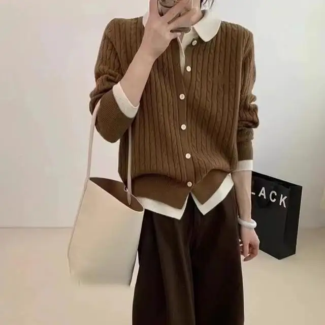 سترة نسائية محبوكة بياقة بولو رمادية اللون، قميص أساسي بنسيج ملتوي، ملابس داخلية أنيقة بمقاس صغير، تصميم كاذب من قطعتين للخري...