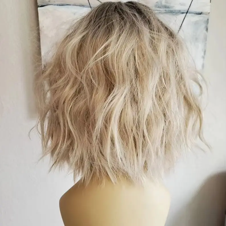 

Короткие светло-русые синтетические HD парики спереди с челкой Женский парик Бесклеевые волнистые парики для повседневного ношения на работу