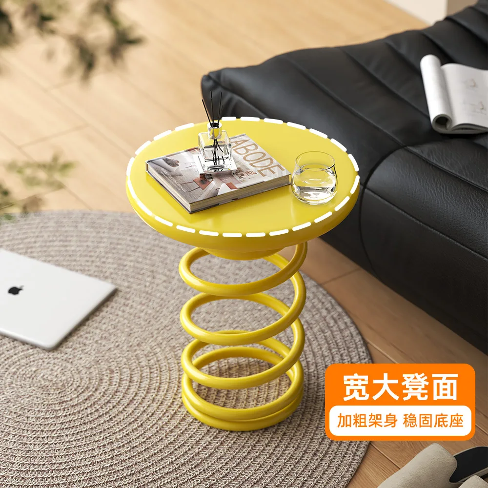 Интернет-знаменитость, креативный дофамин, весенний край, несколько спальни, простая прикроватная тумбочка, несколько скандинавских домашних диванов для гостиной, кремовый