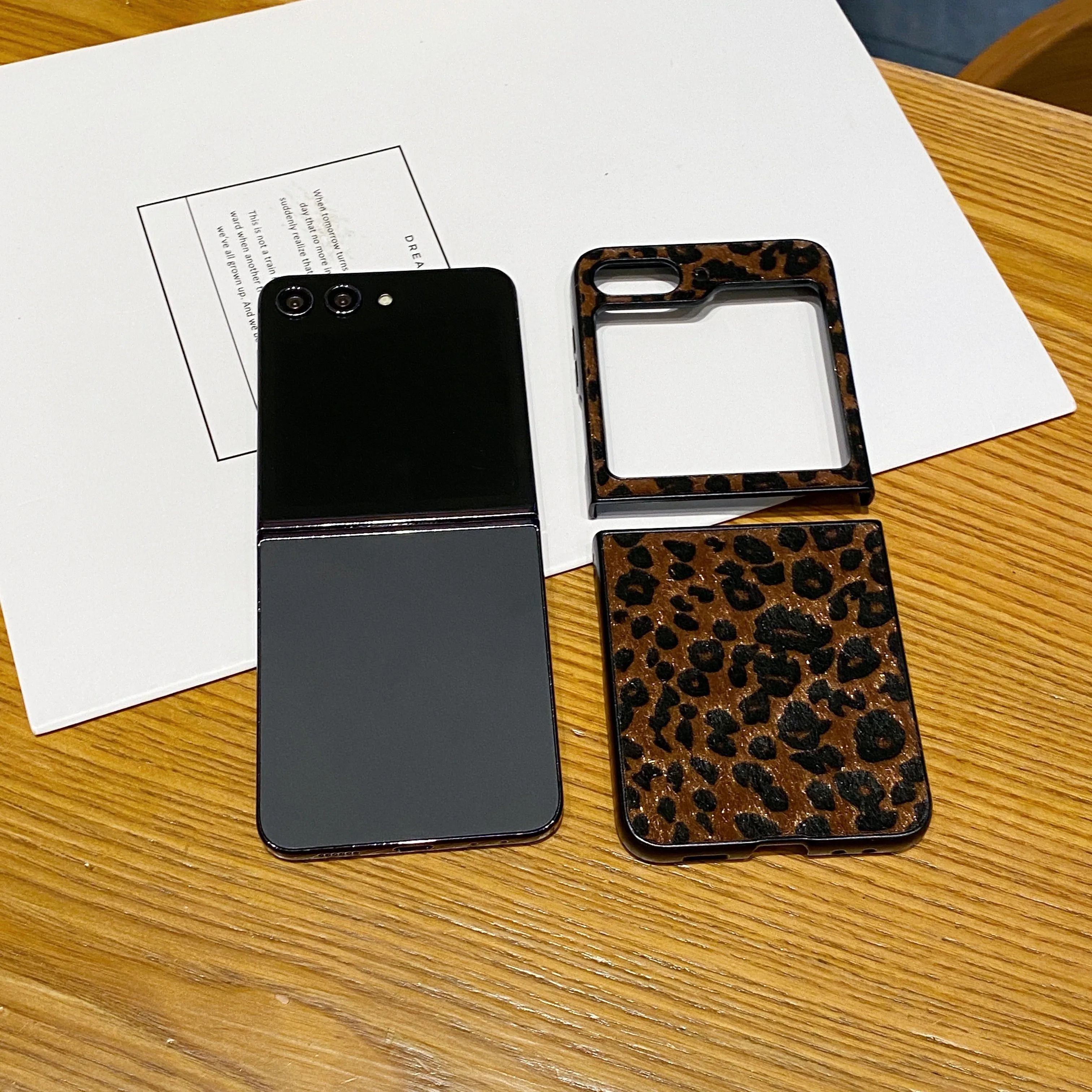 Künstliche Leopardenleder-Plüsch-Textur-Rückabdeckung für Samsung Galaxy Z Flip 8 6 5 4 3 Flip7 FE Modische Handyhülle – Detail 9