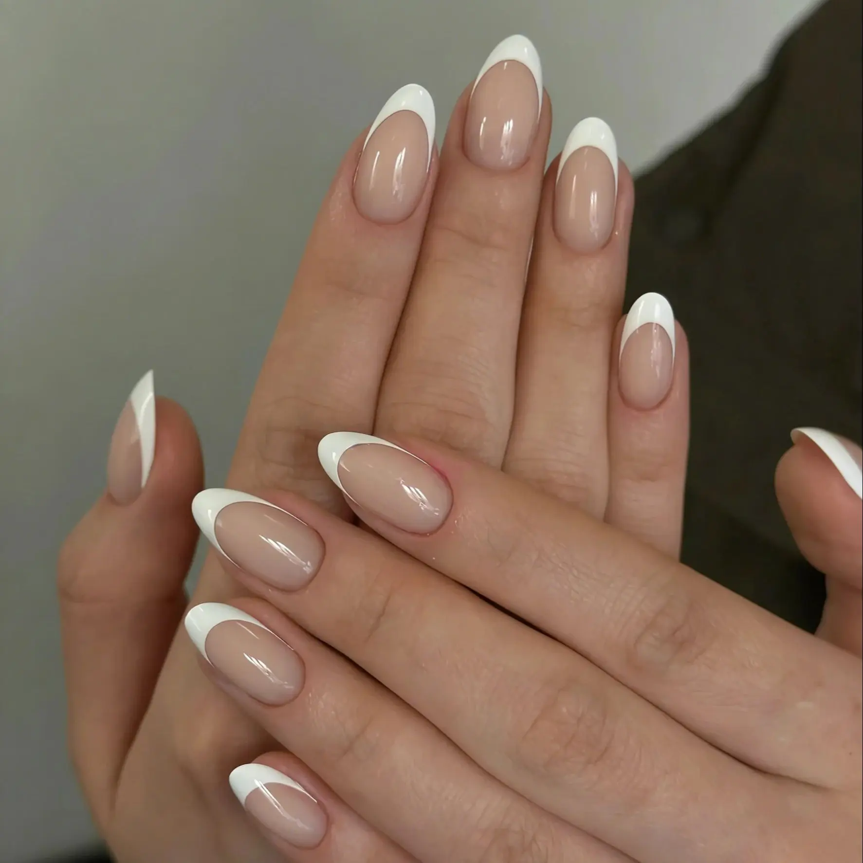 10 Stück Handgefertigte Nude-Rosa Französische Aufklebenägel Kurze Vollabdeckung Tragbare Wiederverwendbare Elegante Künstliche Nägel 2026 für das Büro