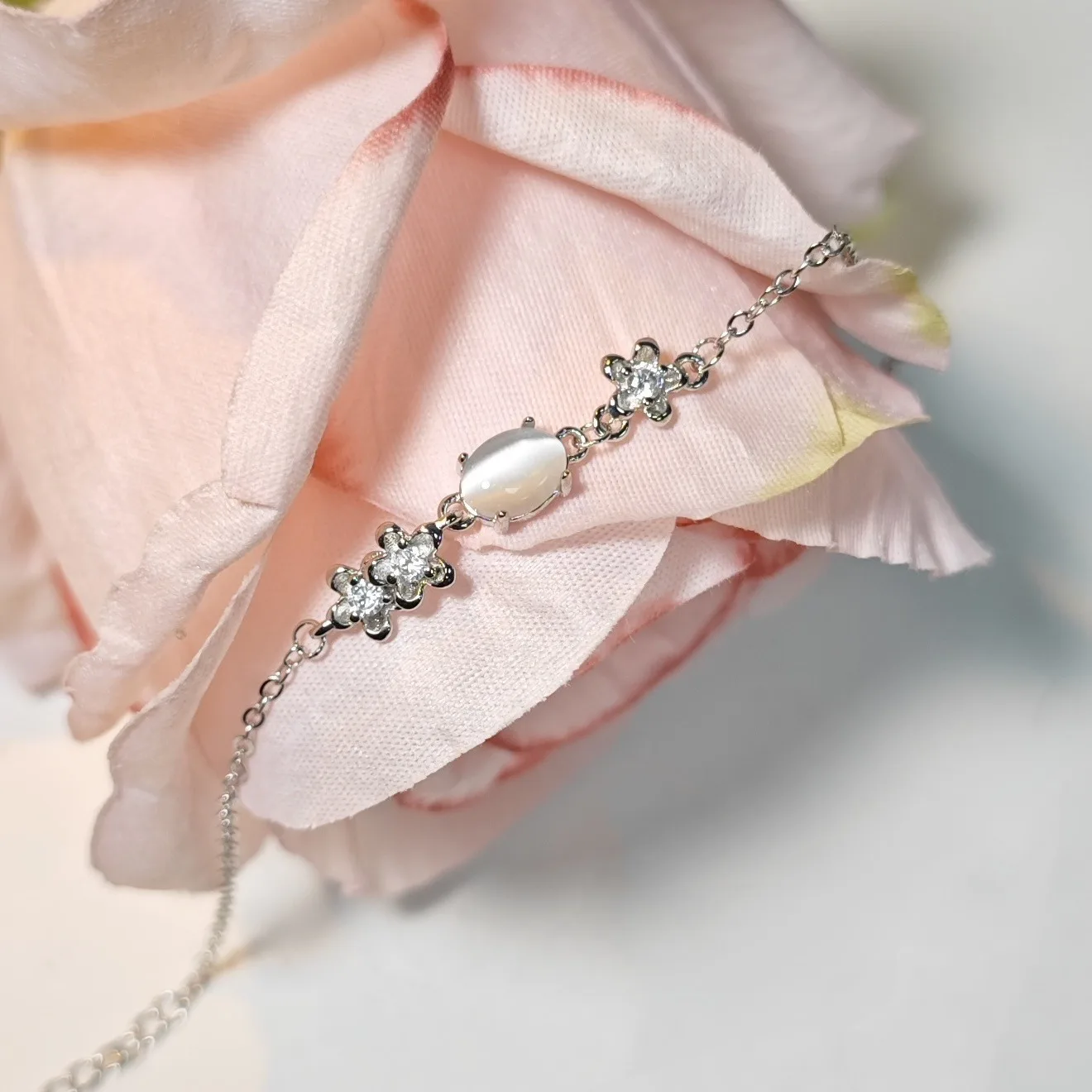

Flower Bracelet Advanced Light Luxury Temperament Handmade Opal Bracelet Exquisite Versatile Bracelet Tassel