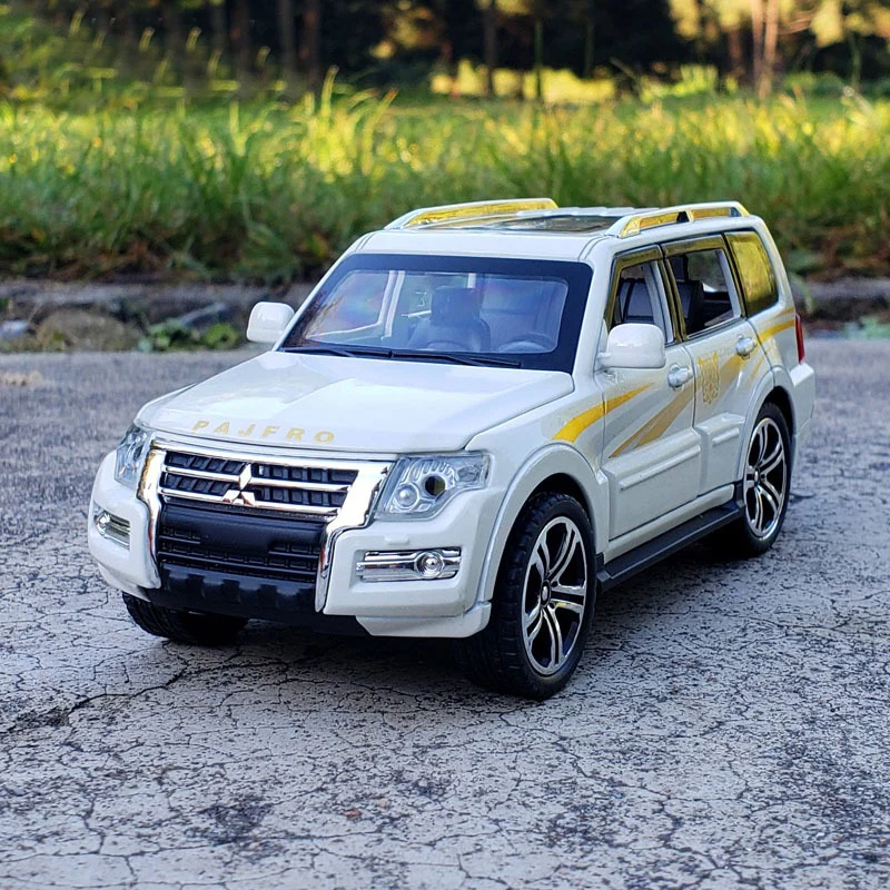 Alta Simulação 1:32 Liga PAJERO SUV Carro Modelo Diecast Metal Veículos Off-road Modelo de Simulação Luz Som Miúdo Presente Brinquedos