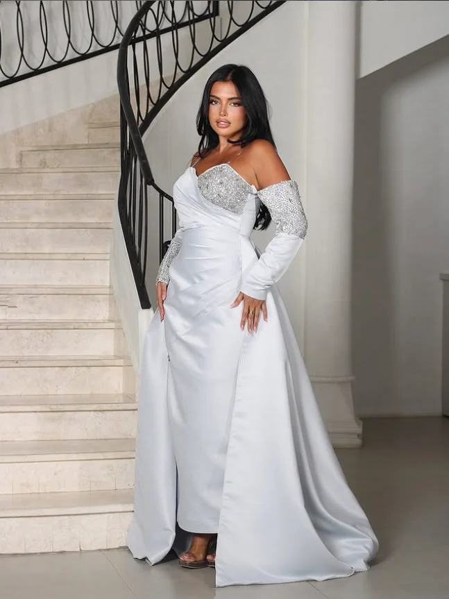 Silberne glitzernde Abendkleider mit Überrock, schulterfrei, langärmelig, Kristallperlen-Abschlussballkleid, maßgeschneidertes Jersey-Bespok