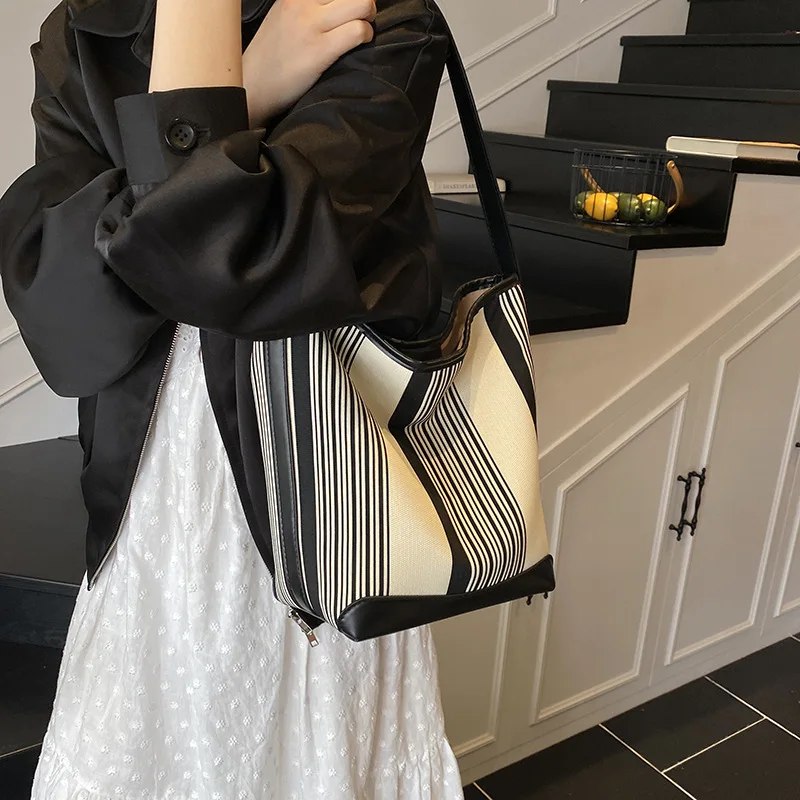 

2025 Новинка! Простая холщовая сумка в черно-белую полоску — большая вместимость, повседневный стиль, литературная женская сумка в стиле ретро