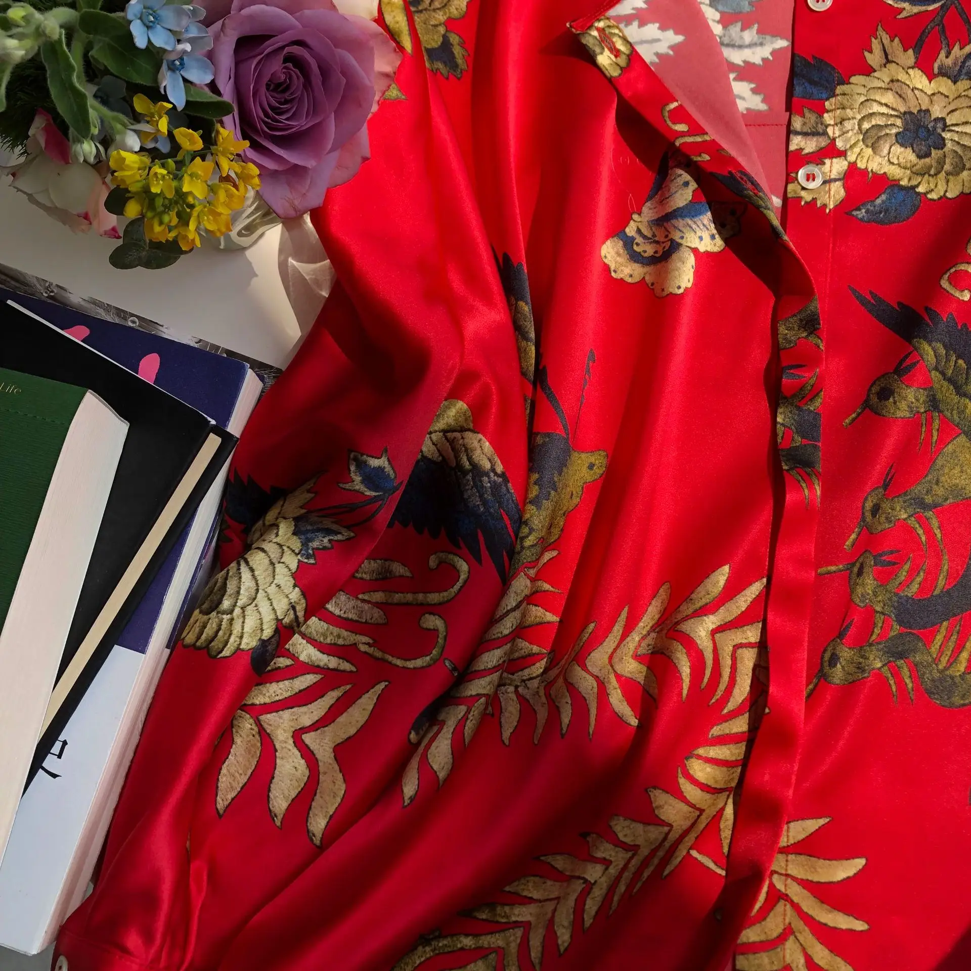 Birdtree 19 มม.95% หม่อนผ้าไหมสีแดงเสื้อผู้หญิงซาติน Phoenix พิมพ์แขนยาว O-คอเสื้อหลวม,2025 ใหม่ T57054JF