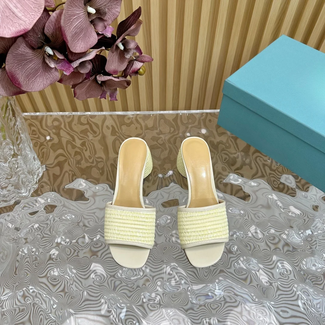 The new spring/summer 2024 raffia slippers/sandals are comfortable on the feet, chic and sophisticated, elegant and versatile.