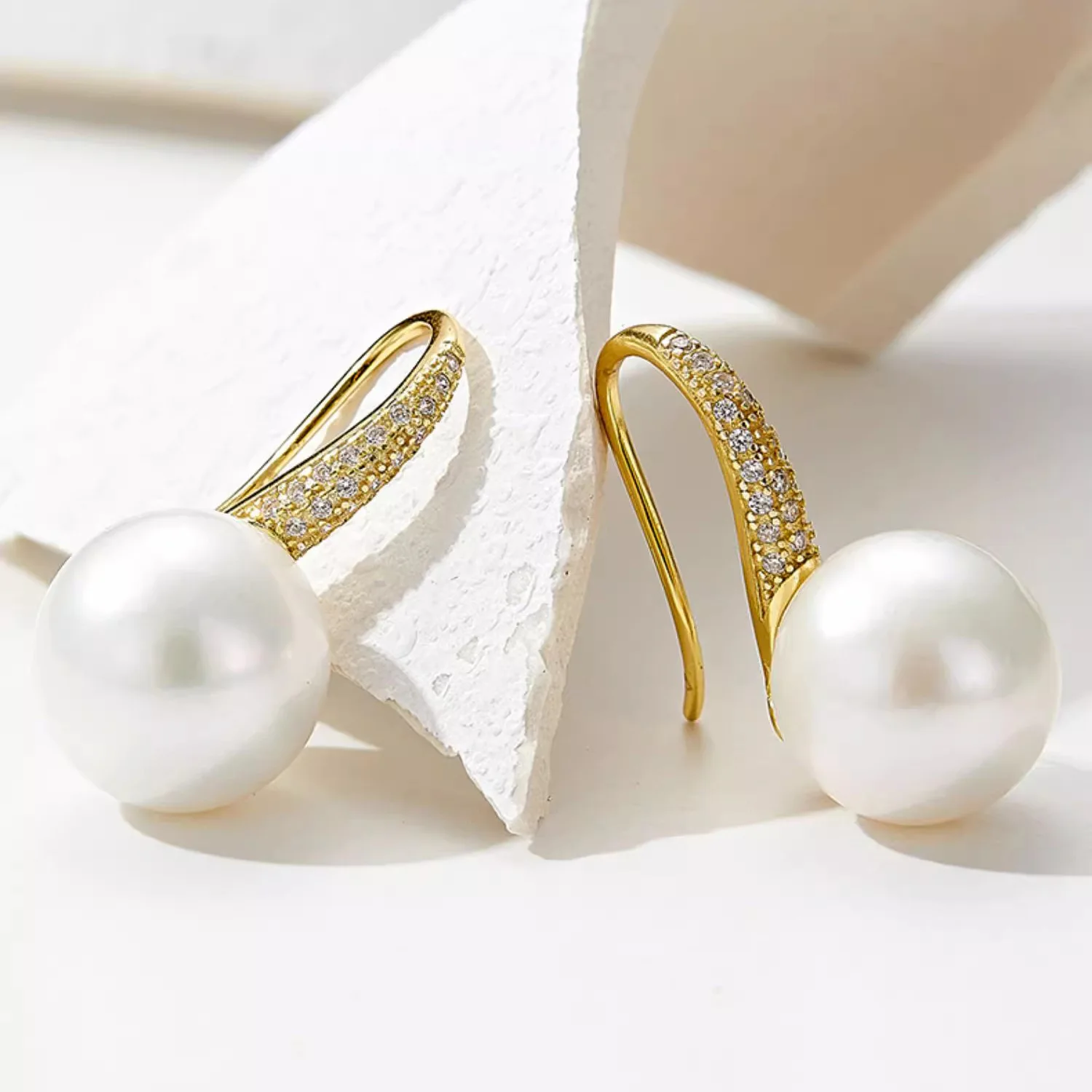 High End Small Light Bulb Pearl Earrings S925 Sterling Silver Studs Simple Fashion Ear Hooks Featuring Light Luxury Temperament
