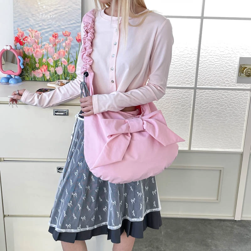 

Новая корейская модная сумка-тоут из нейлона с бантом и рюшами, трендовая сумка через плечо с рюшами и ручкой для женщин, хит продаж, вместительная мягкая сумка