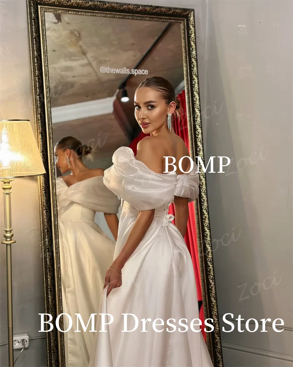 BOMP Abiti da sposa eleganti con spalle scoperte A Line Abiti da sposa personalizzati a maniche corte Abito da servizio fotografico con spacco alto