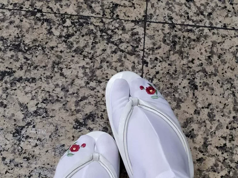 Japanese White Embroidered Tabi Socks – Stretchy Split-Toe Socks for Kimono & Yukata, Traditional Footwear with Embroidery