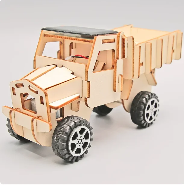 Camion ad energia solare su piccola scala, invenzione creativa dell'auto da corsa ad energia solare