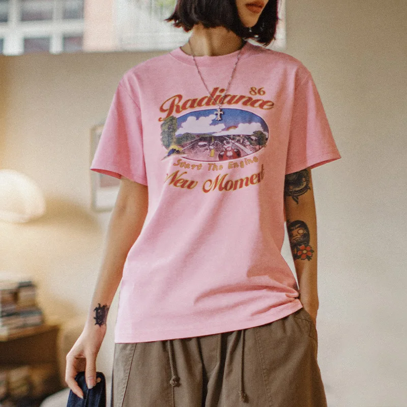 マデン レディース ピンク ヴィンテージ グラフィックTシャツ ルーズフィット 半袖Tシャツ ロード＆バッジプリント カジュアル クルーネックTシャツ 夏用トップス