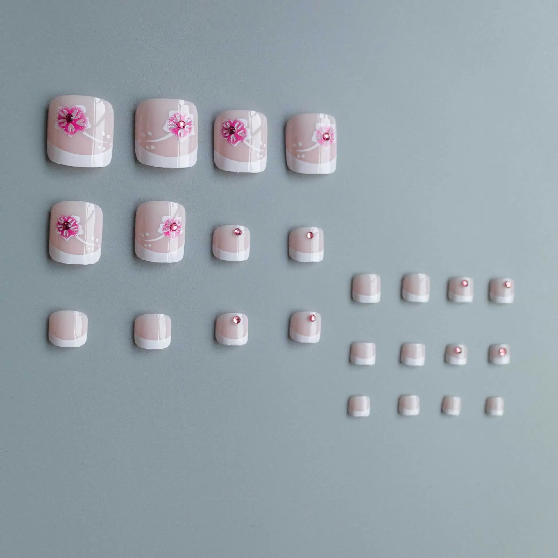 ฤดูร้อนสีนู้ดกดบนเล็บเท้าดอกไม้สีชมพูพิมพ์ 24 ชิ้นสีขาวเคล็ดลับฝรั่งเศสเล็บปลอมสําหรับเท้าผู้หญิงอะคริลิปลอมเล็บเท้า