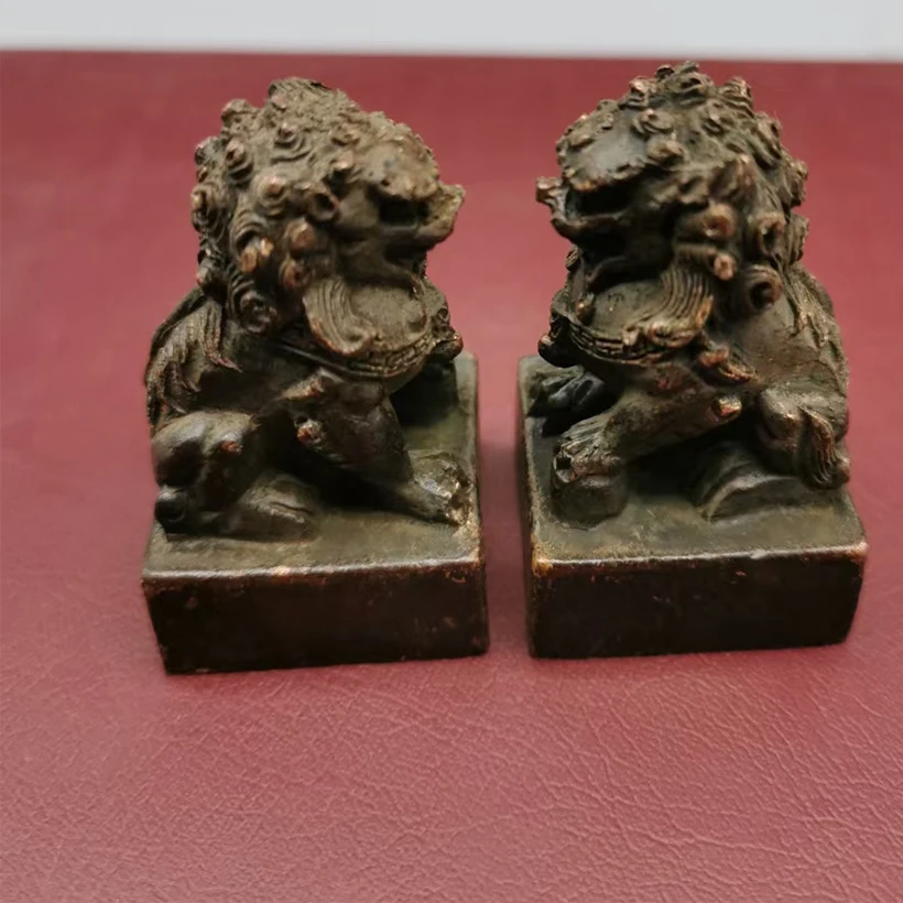 

A pair of old objects with a small lion seal ornament for collecting bronze artifacts