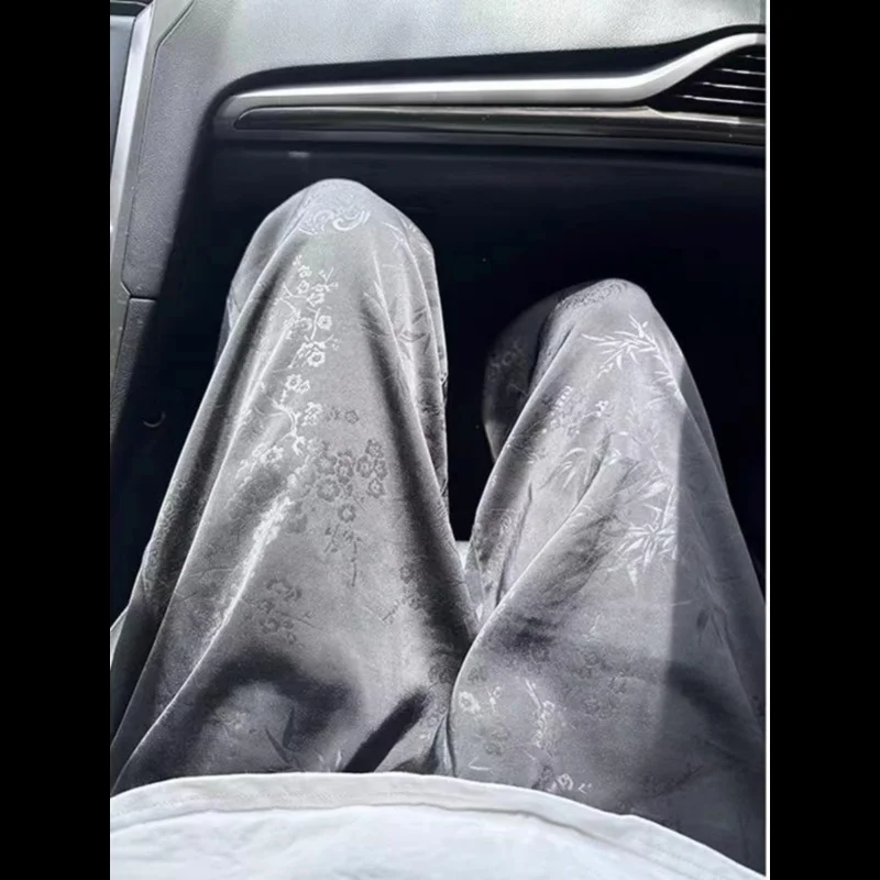 Duże Rozmiary 300 Pou Satynowe Spodnie Casualowe z Haftem Męskie Letnie Nowe Chińskie Modne Spodnie w Stylu Narodowym z Efektem Draperii i Prostymi Nogawkami...