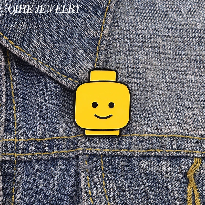 Funny Yellow Emoji Building Blocks Puppet Brooch Enamel Pins Cartoon Metal Brooches Backpack Lapel Badge Jewelry Gift for Friend