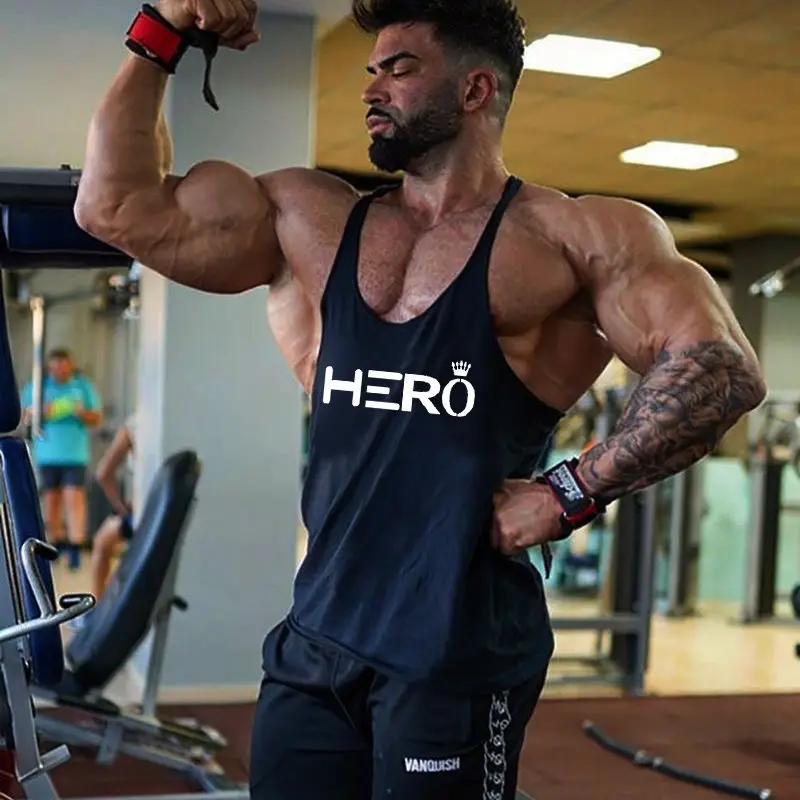 Herren HERO Graphic Branded Gym Stringer Tank – ärmelloses Bodybuilding-Singlet aus Baumwolle, Fitness-Workout- und Trainings-Sportbekleidungsweste