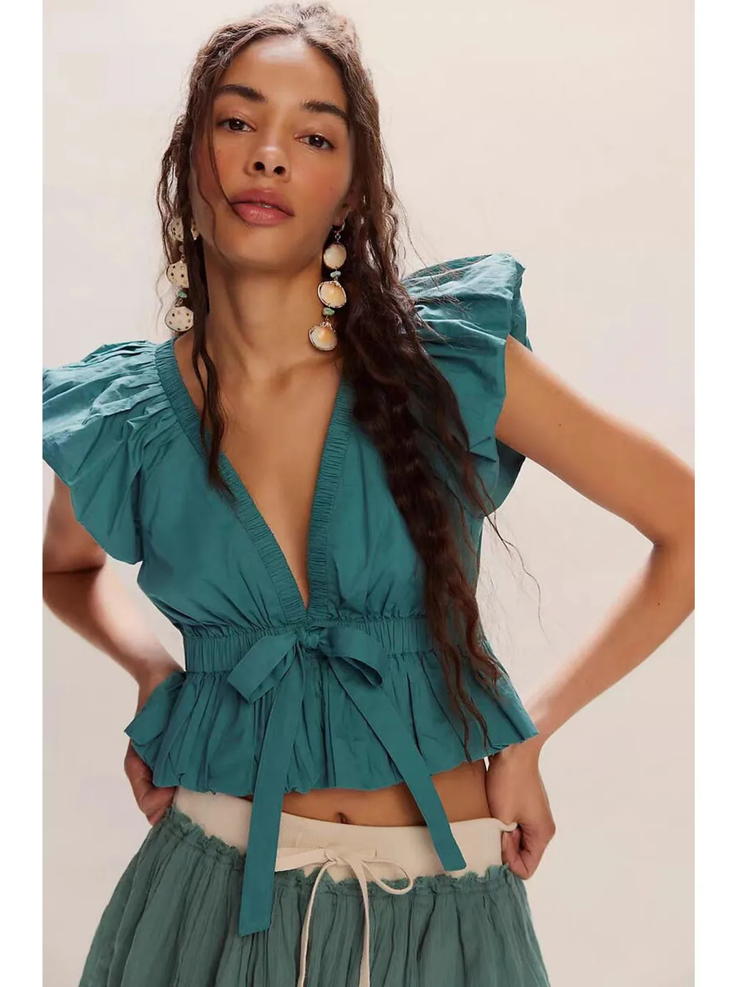 

Синяя женская летняя блузка с V-образным вырезом и коротким рукавом, новый стиль, плиссированные рукава-крылышки, элегантный топ в корейском стиле, приталенный крой, для офиса и повседневной носки