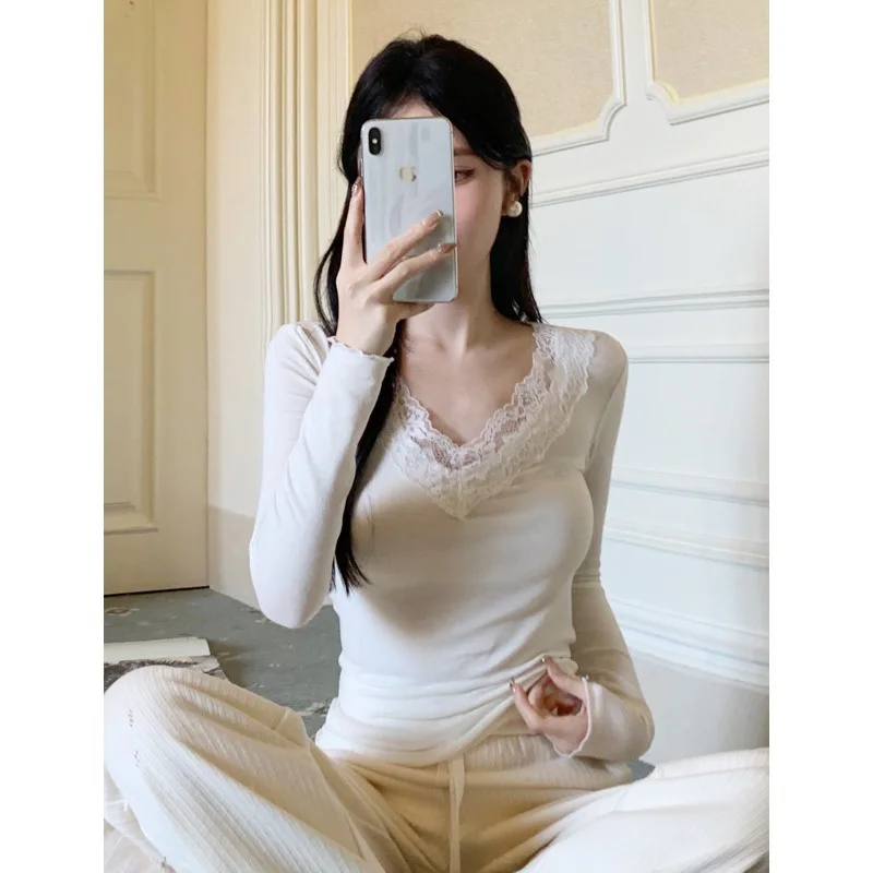Koronkowa wykończenie, dekolt w serek, długi rękaw, damska baza pod ubranie, jesień-zima, bielizna, czysta pożądanie, luksusowe poczucia, zwiewny, ciepły, biały top.