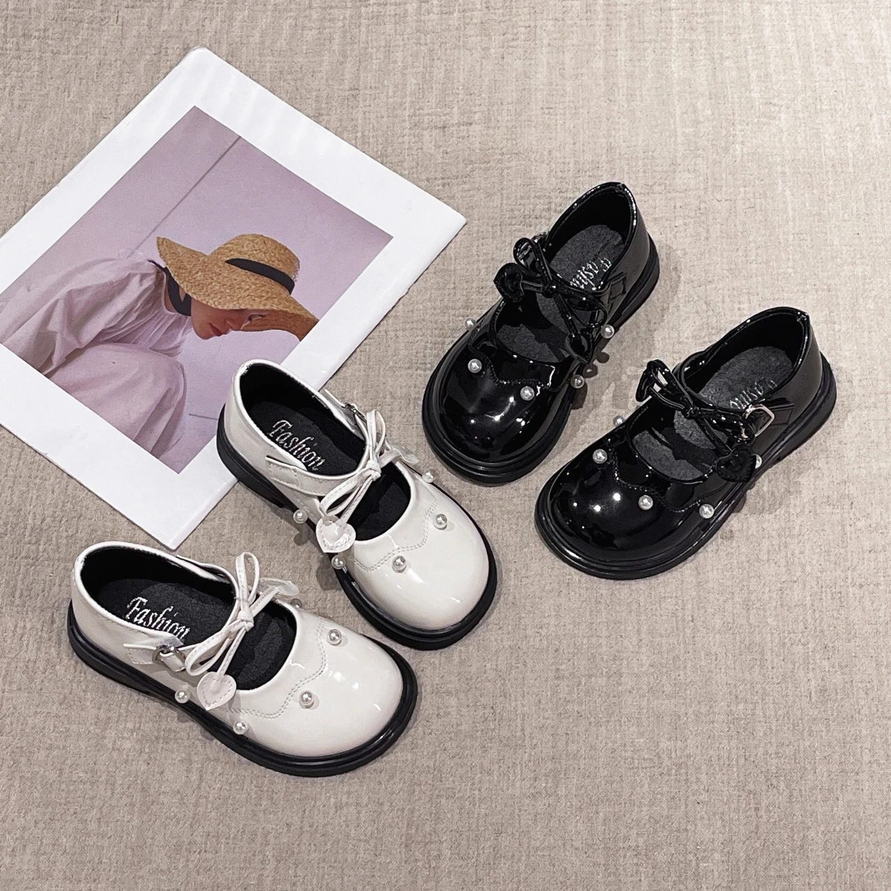 

Блестящие кожаные туфли с бисером и милым бантом для девочек, новинка 2023 года, весенние модельные туфли для маленьких девочек, шикарные школьные туфли Мэри Джейн на мягкой подошве