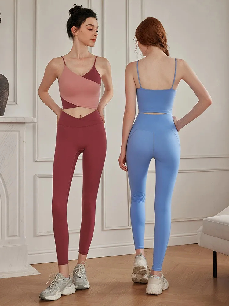 Two-piece color-block yoga wear.It is slimming and the beautiful back design allows it to be worn outside.High-waisted for fitne