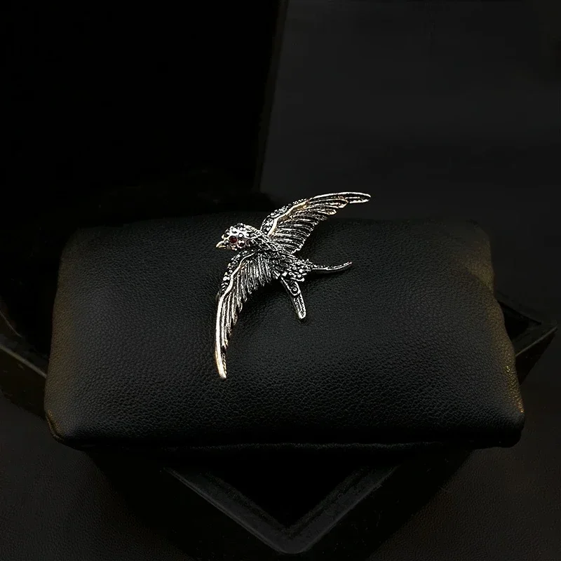 

Flying Swallow Brooch Upscale Retro Bird Animal Collar Buckle Delicate Men Pin Suit Accessories Rhinestone Jewelry Pins Gifts