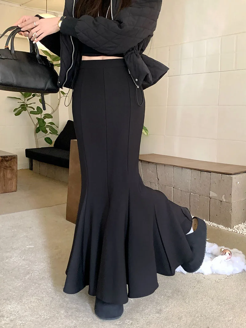 กระโปรงทรงหางปลาสไตล์เกาหลีสำหรับฤดูหนาว ผู้หญิง คุณภาพสูง สีดำ เอวสูง กระชับสัดส่วน กระโปรงยาว ดีไซน์หรูหรา สตรีทแวร์ แฟลดาส