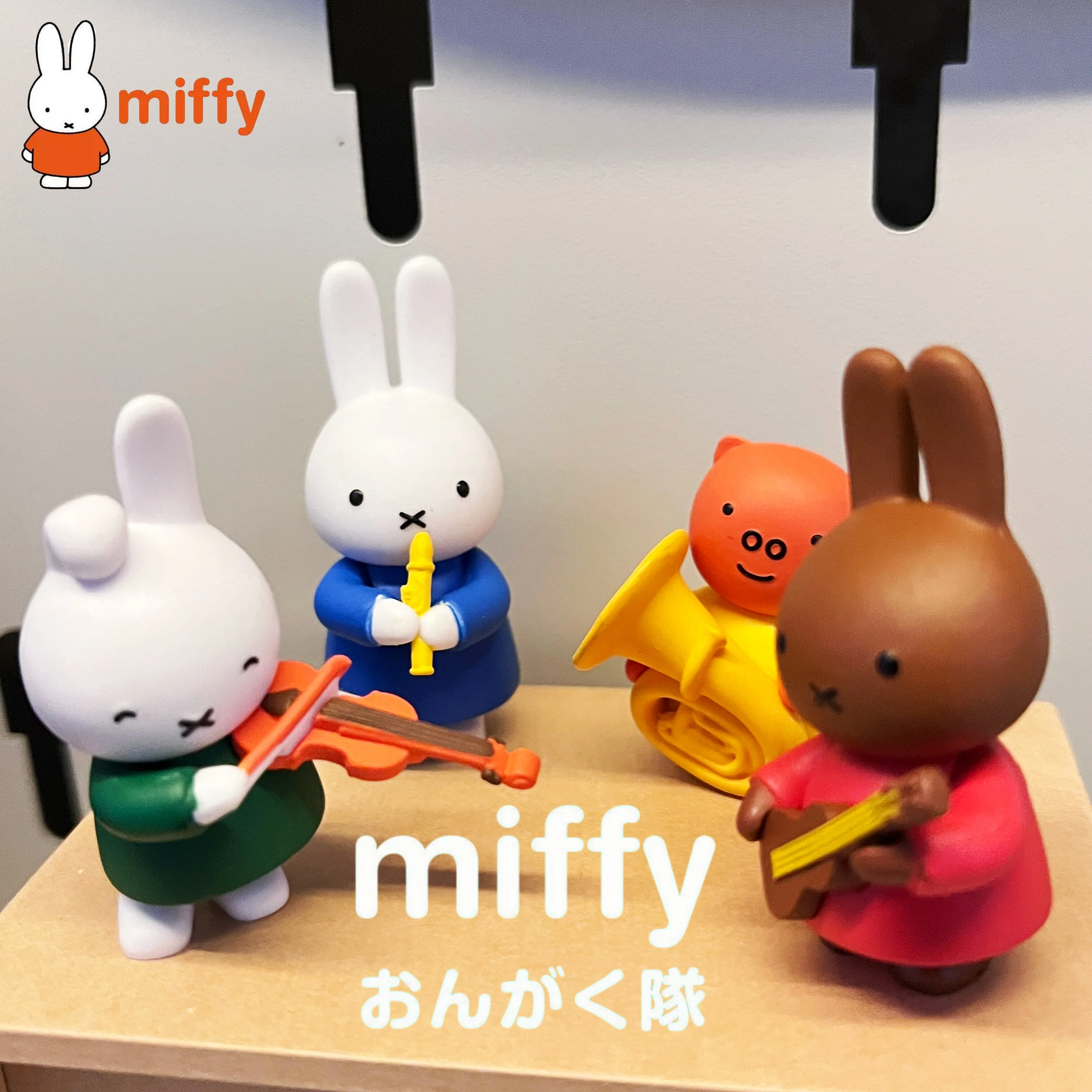 Neue 2026 Miffy Friends Orchestra Niedliche Sammelfiguren Desktop-Dekorationen für Anime-Spielzeugliebhaber Geburtstagsgeschenk