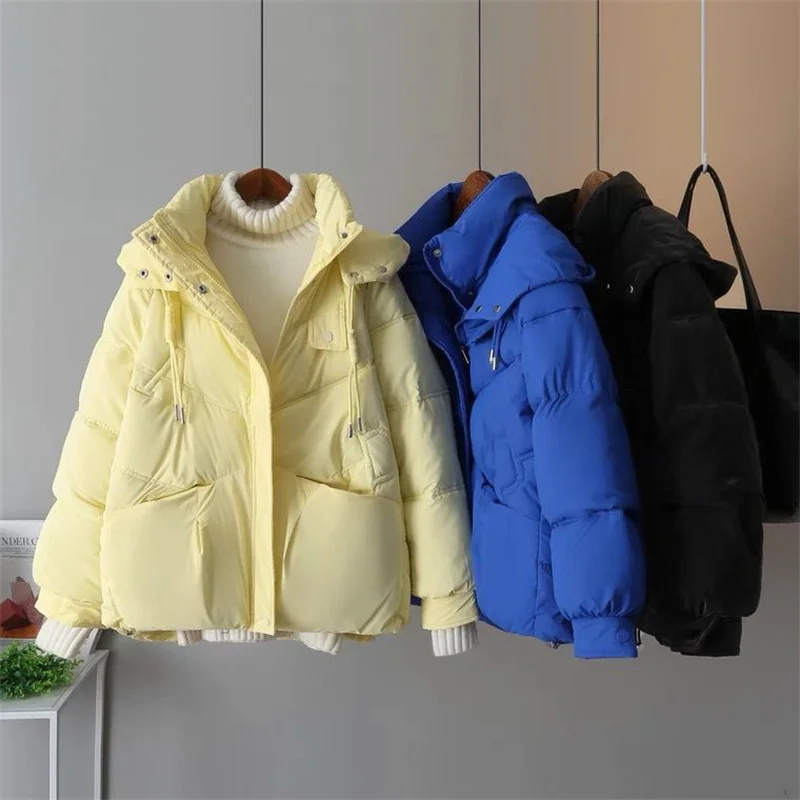 موضة معطف مبطّن بالقطن الدافئ الإناث 2025 شتاء جديد قصير أسفل معطف المرأة سترات الخبز الملابس أبلى سميكة مقنعين ملابس خارجية