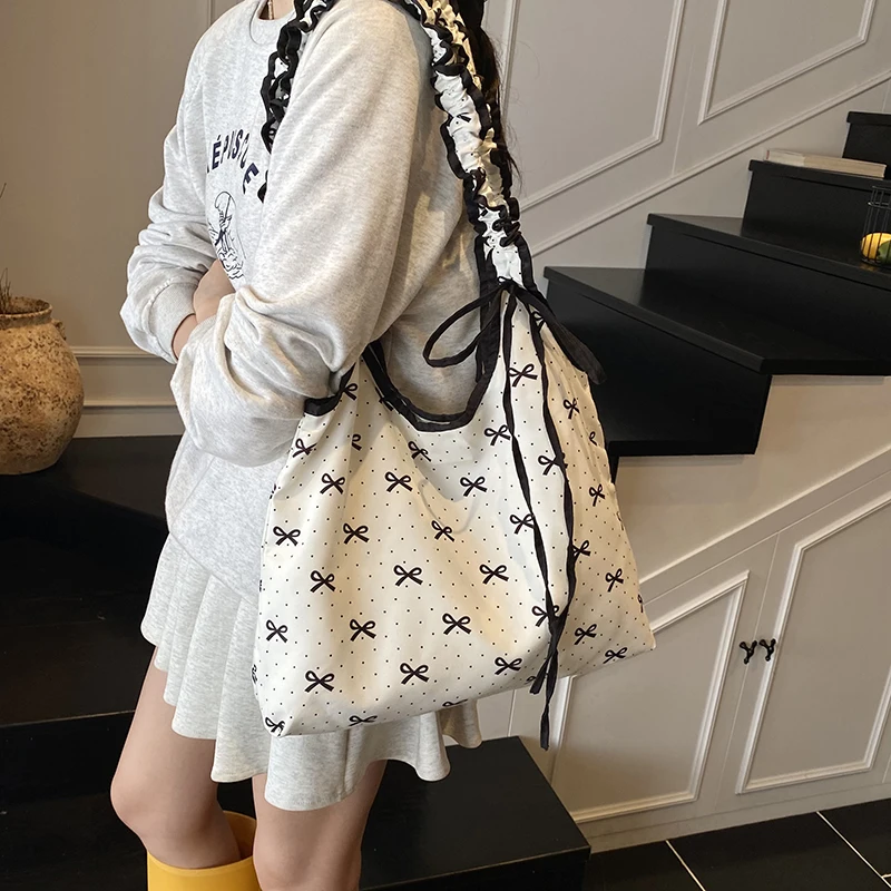 

Холщовая большая сумка в японском стиле с нишевым бантом для женщин, новинка 2025 года, сумка на одно плечо подмышками, пригородная сумка большой вместимости