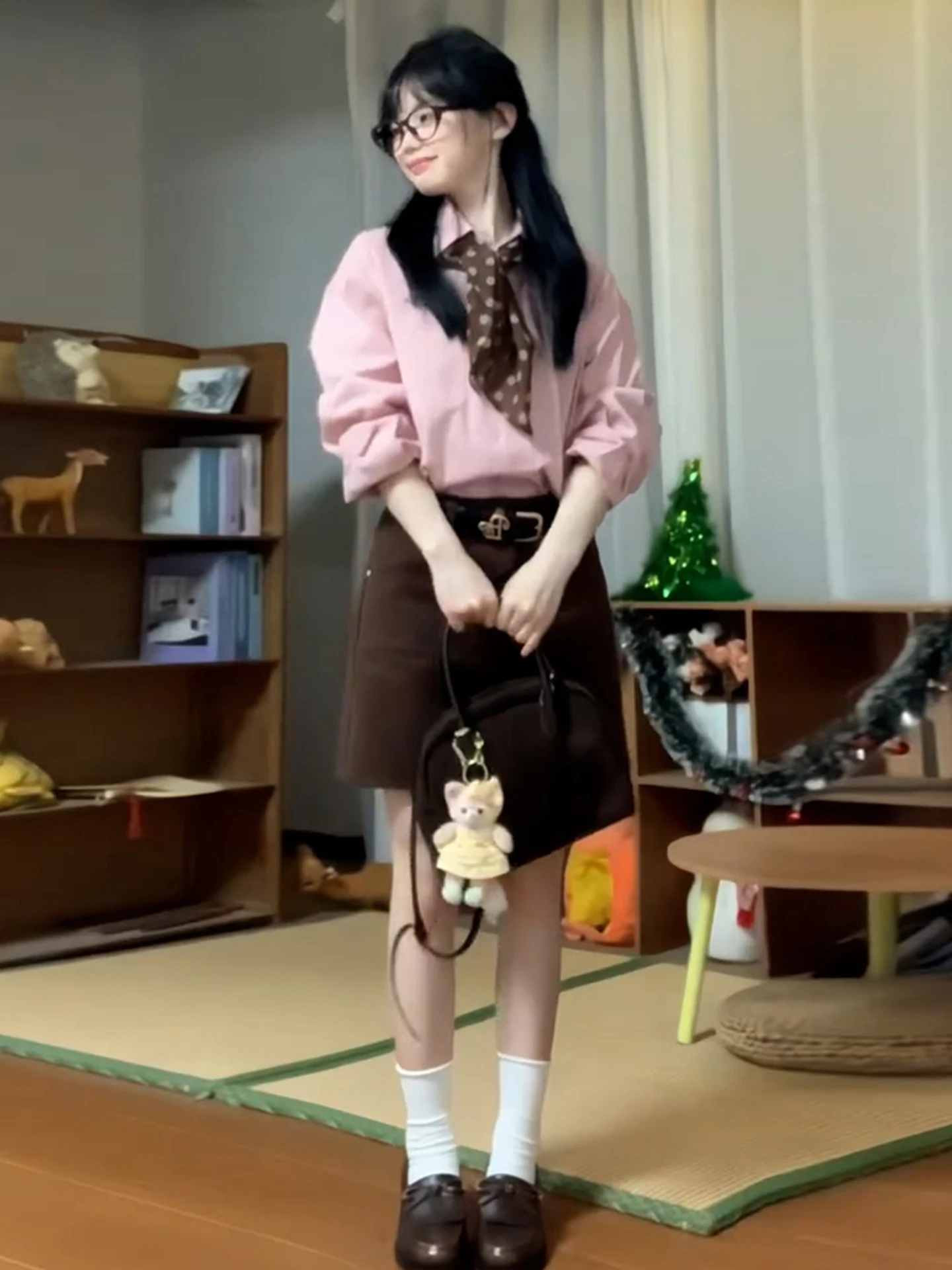 

Корейский модный комплект из двух предметов: розовая блузка и коричневая юбка. Новинка осени для женщин: комфортный и милый образ.