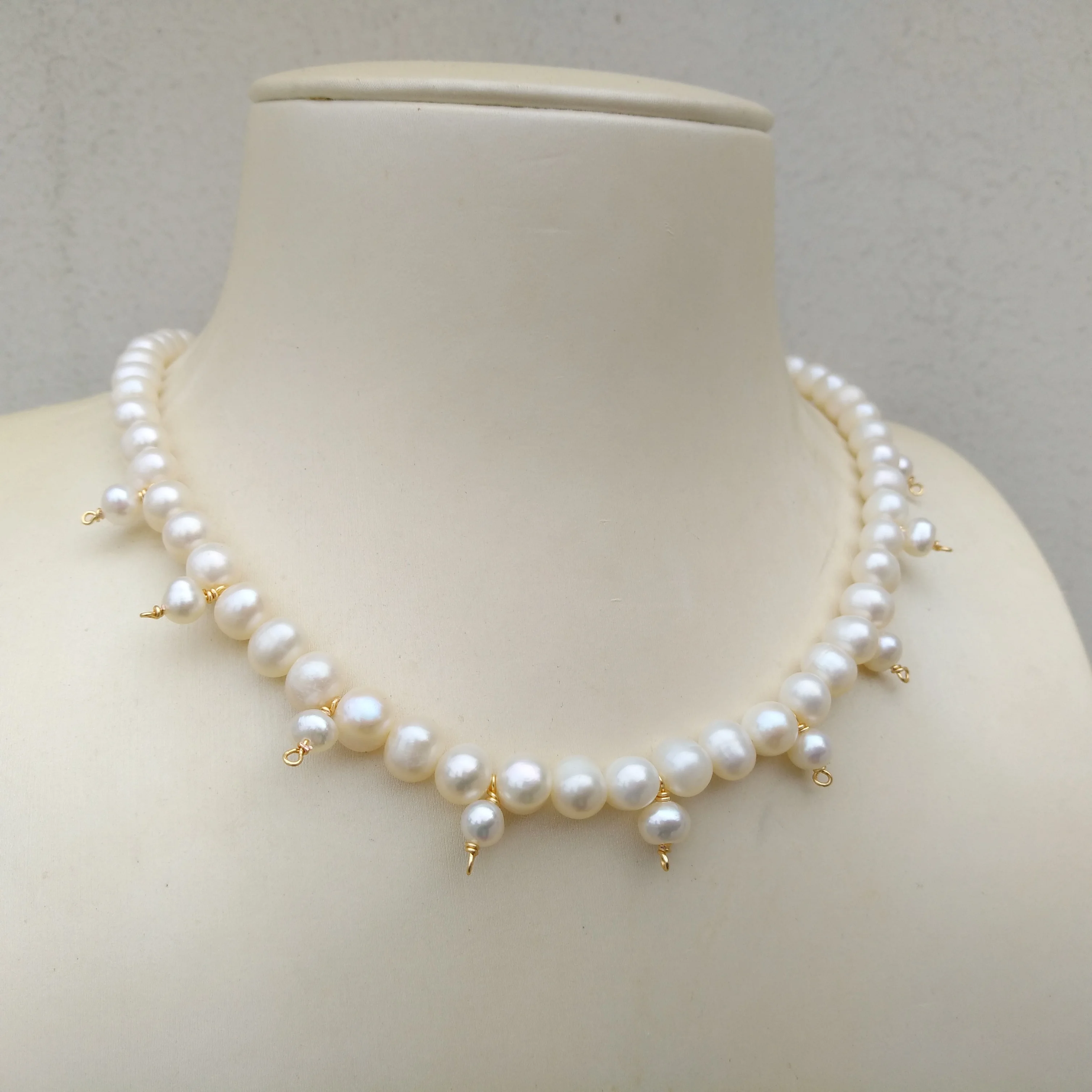 42cm Stunning AAA+ Akoya Natural White Pearl Necklace Videos and pictures are all taken in kind.