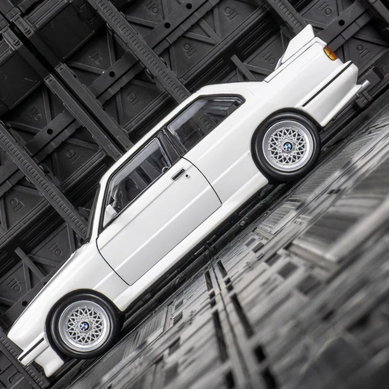 

Bburago 1:24 simulation BMW M3 E30 alloy car model static ornaments door and hood can be opened fine workmanship good quality