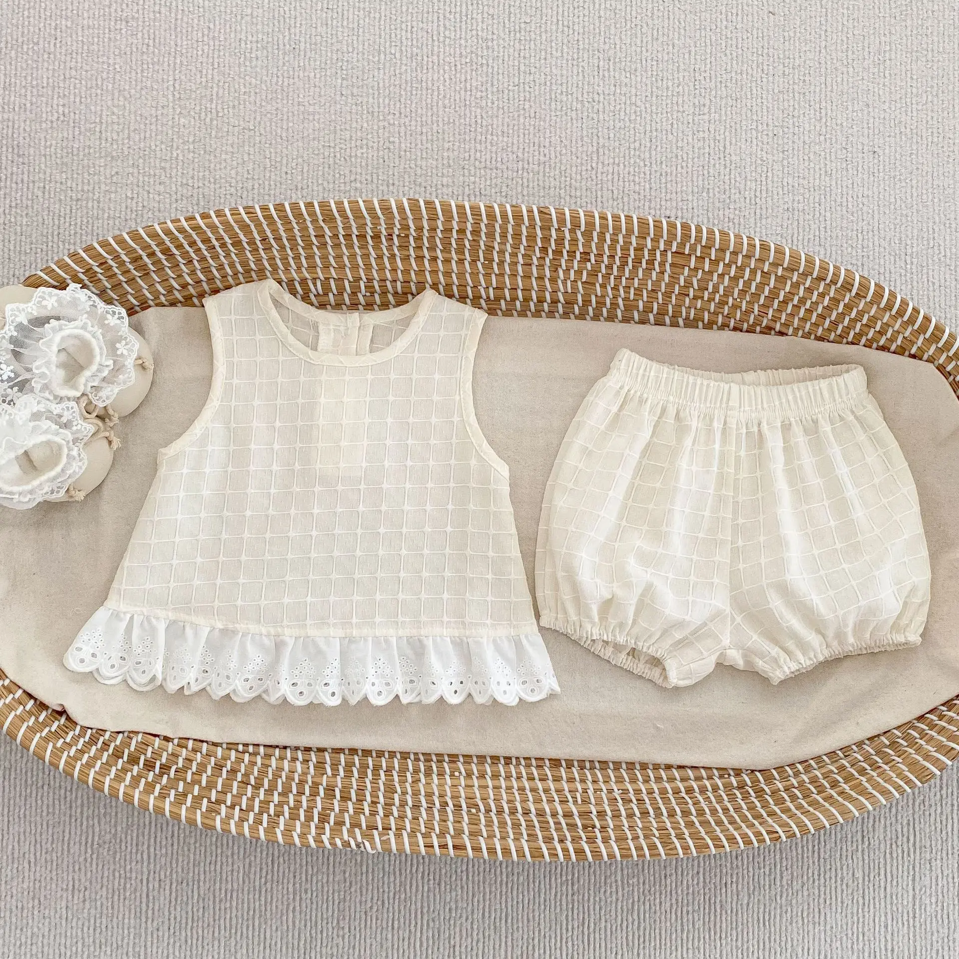 Bild 7: 2026 Neues Mädchen-Sommer-Set, Elegantes Mädchen-Set mit Kariertem Spitzen-Top ohne Ärmel und Blumenmuster-Shorts, Zweiteiliges Set