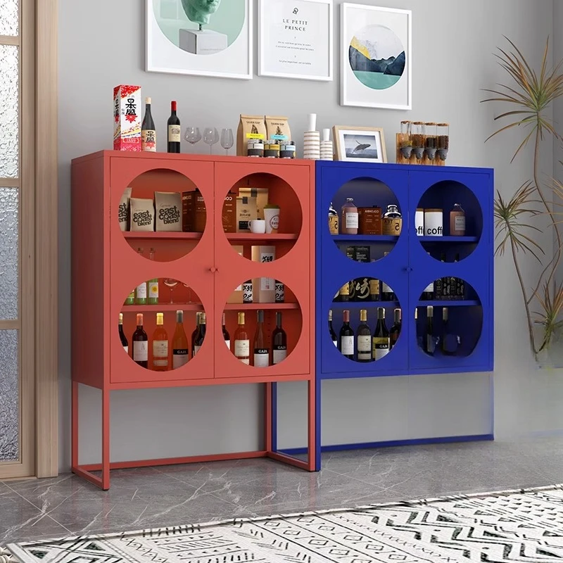 خزانة مشروبات فاخرة من الحديد المطاوع بإضاءة نورديك، وخزانة جانبية لتناول الطعام على الحائط، وعرض باب زجاجي لغرفة المعيشة