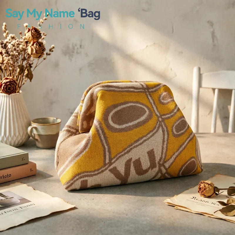 

Trendy Knitted Clip Bag Versatile Large Capacity Suitable for Storage Bags New High-end Pattern Clutch Bag Love Knitted Hand