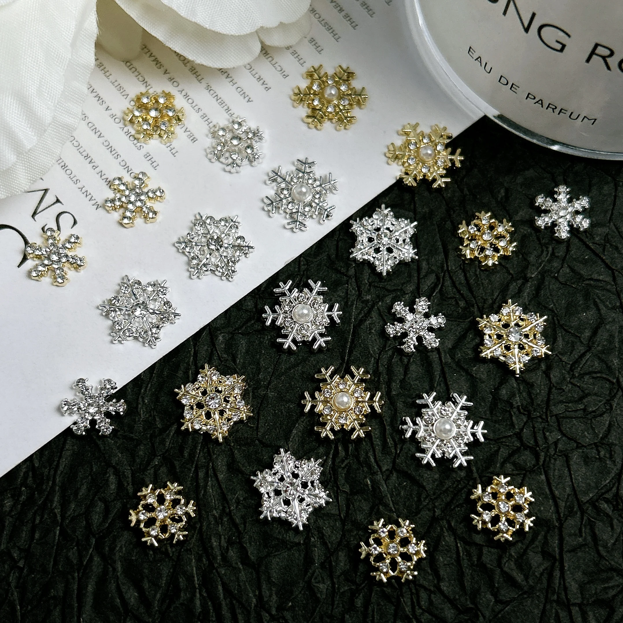 10PCS Exquisite Kreative Zirkon Schneeflocke Legierung Nagel Charms 3D Höhlte Sechseckigen Strass Schneeflocke Nail art Dekorationen DIY