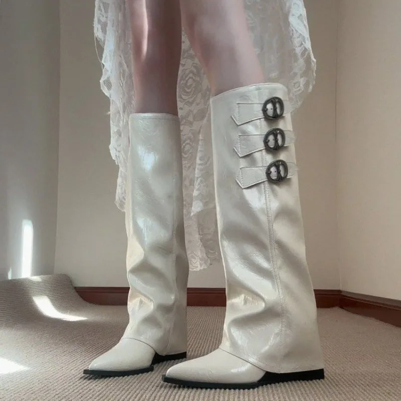 

Новинка 2025 года, французские рыцарские сапоги с острым носком внутри, женские модные брючные ботинки на танкетке с пряжкой на ремне, белые модные длинные бедра