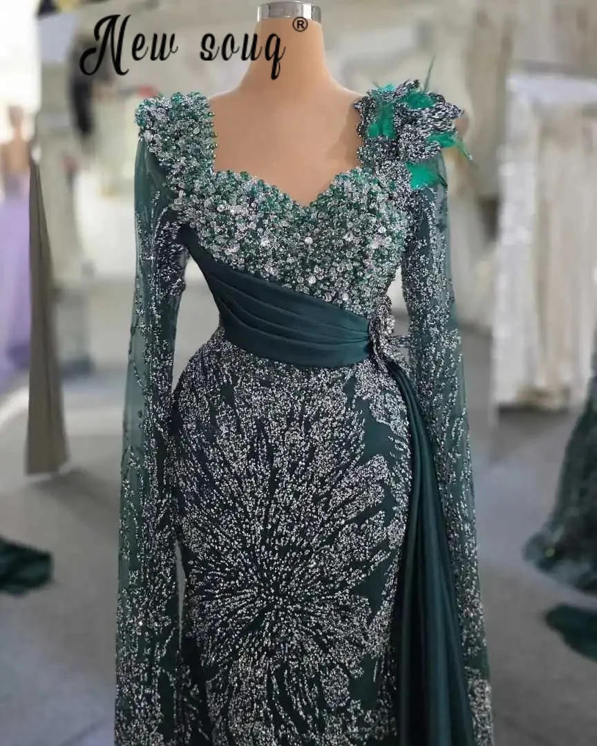 2026 Smaragdgrüne Ballkleider mit Cape-Ärmeln, Vintage-Etuikleid mit quadratischem Ausschnitt, maßgeschneidertes Arabia-Perlen-Hochzeits-Partykleid